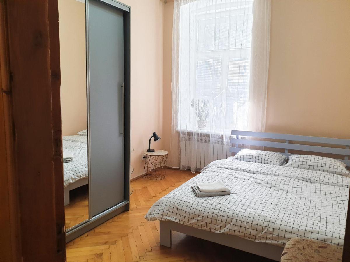 В Центрі М.Чернівці 2 Кімнатна Затишна Квартира. Quarto foto